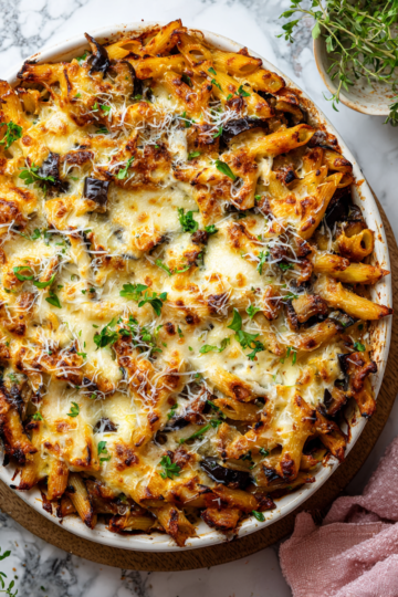 Pastitsio végétarien, plat réconfortant méditerranéen avec pâtes et béchamel, idéal pour l'automne.