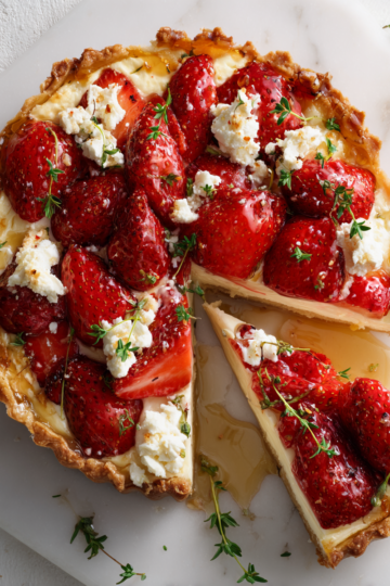 Tarte aux fraises, feta et thym, recette printanière parfaite