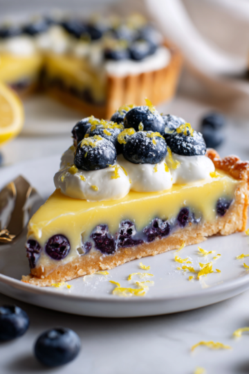 Tarte crémeuse au citron et myrtilles, dessert printanier parfait, facile à préparer et délicieux.