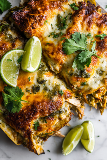 Enchiladas suizas crémeuses et réconfortantes, idéales pour les soirées d'automne.