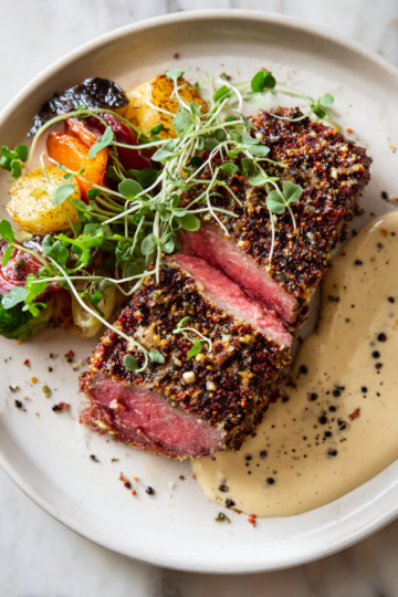 Recette de steak de style pastrami avec mayonnaise au moutarde sur une assiette, prêt à être servi pour un dîner convivial.