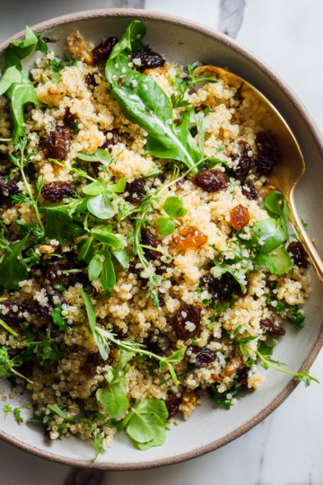 Salade de quinoa aux légumes et raisins, fraîche et vibrante pour l'automne.