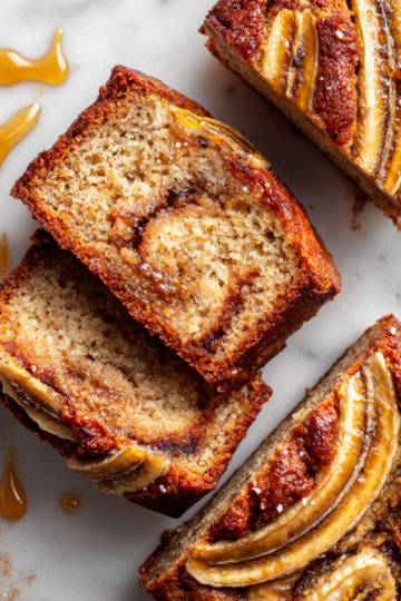 Pain à la banane sans farine, riche en saveurs automnales, idéal pour les collations et les petits déjeuners sains.